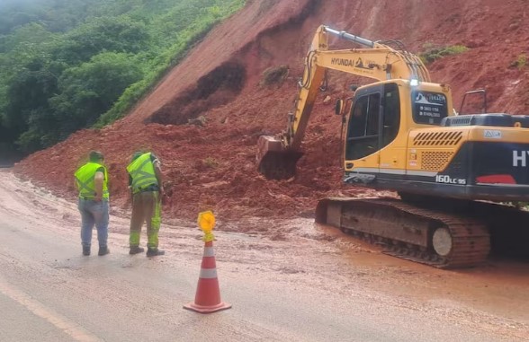 Temporal atinge litoral norte de SP, alaga São Sebastião e afeta a Rio-Santos