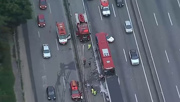 Acidente entre ônibus e carreta deixa motorista morto na Rodovia Fernão Dias, em Guarulhos